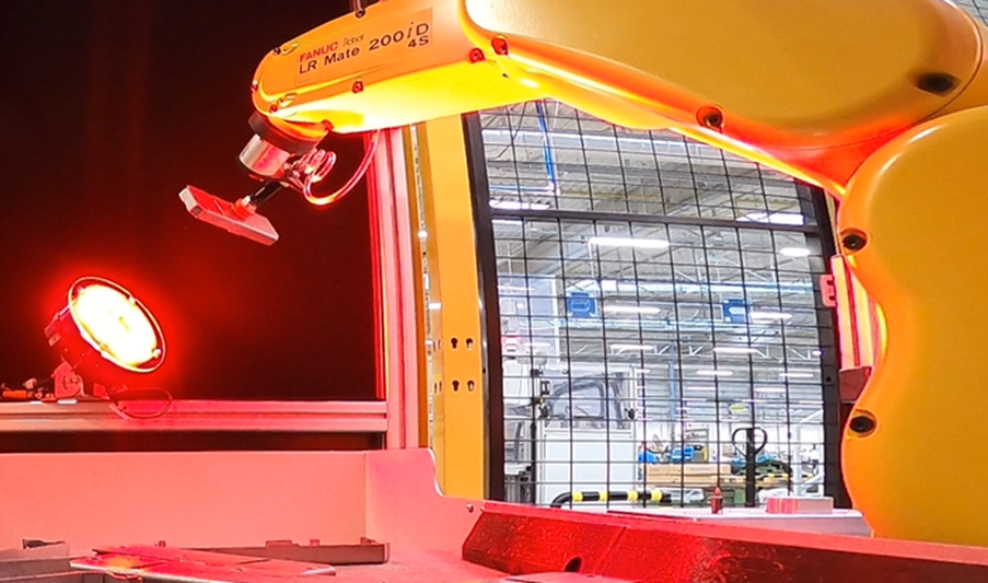 Rys. 4) Robot LR Mate podczas pracy.